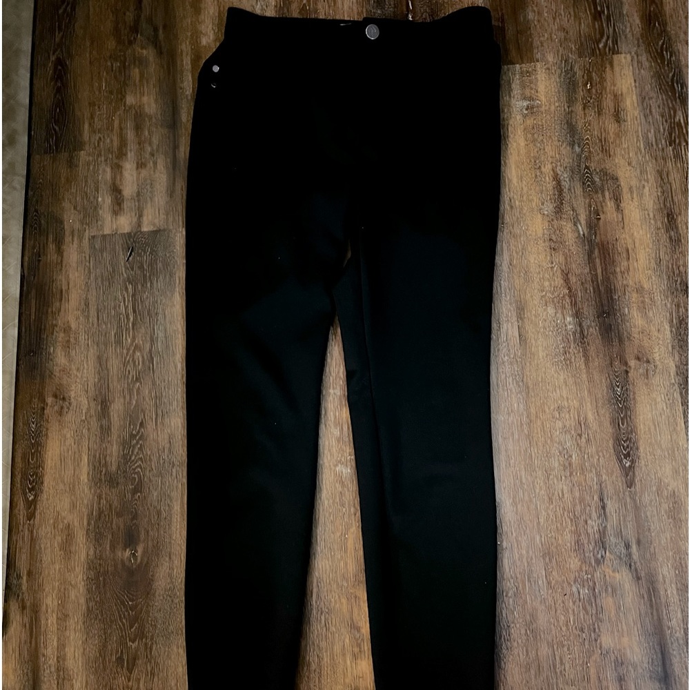 Simply Vera slim black jeans. Like new. Size M.
